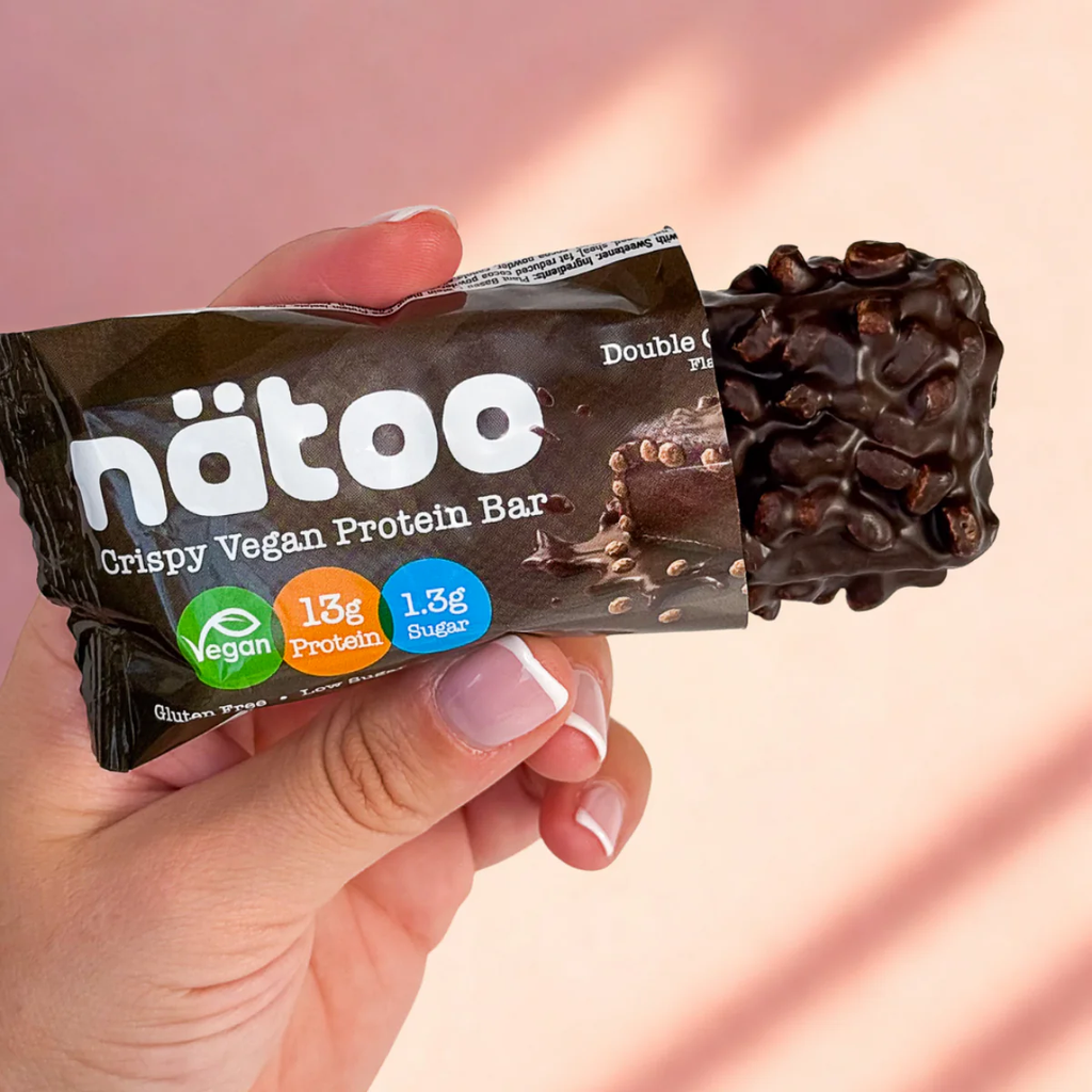 barretta-proteica-vegana-double-chocolate-in-mano-natoo.png.webp
